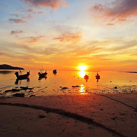 Dwell Phuket Airport Hotel At Naiyang Nai Yang Beach Exterior foto