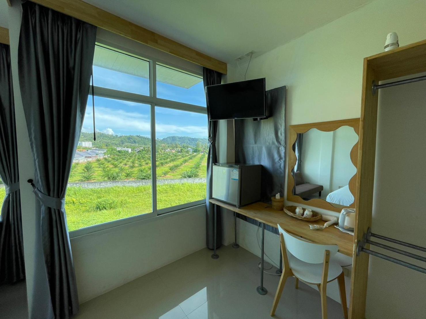 Dwell Phuket Airport Hotel At Naiyang Nai Yang Beach Exterior foto